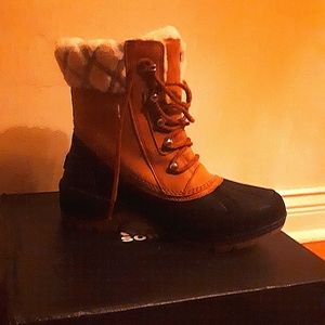 Size 9 womans sorrel winter boots.